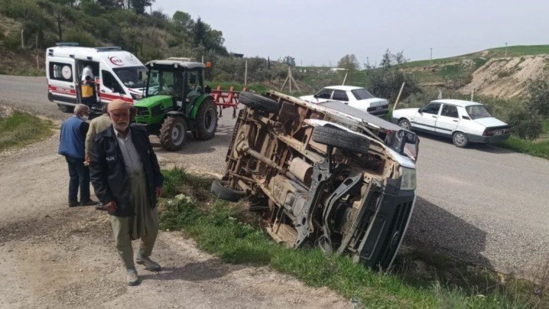 Kontrolden çıkan kamyonet devrildi