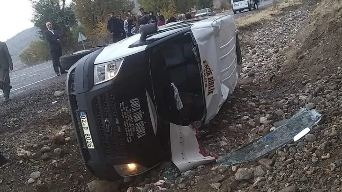 Kontrolden çıkan öğrenci servisi devrildi: 6 yaralı