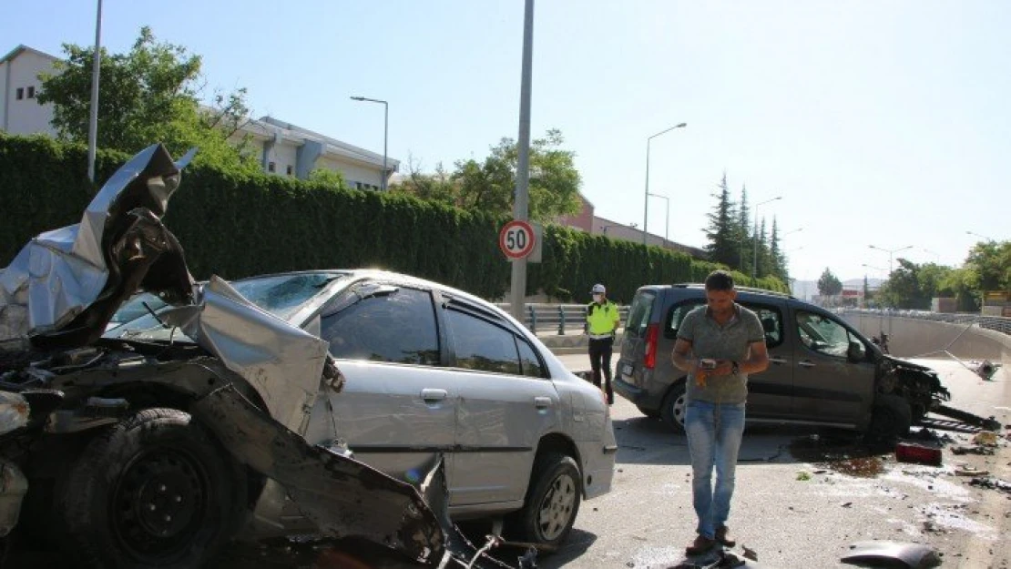 Kontrolden çıkan otomobil, direği söküp karşı şeritte araca çarptı: 1'i ağır 2 yaralı