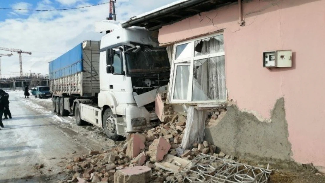 Kontrolden çıkan tır eve çarptı: 1 yaralı