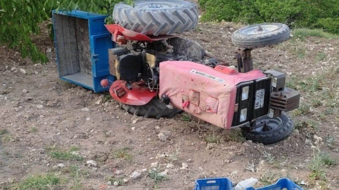 Kontrolden çıkan traktör devrildi: 2 yaralı