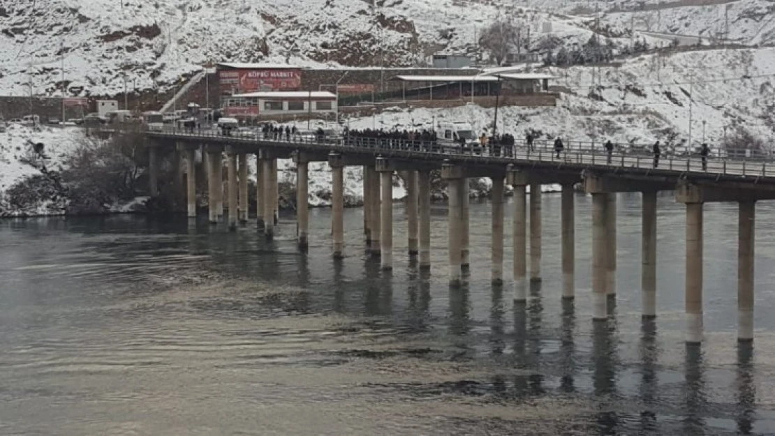 Köprü ayağına çarpan tekne battı:1 kayıp