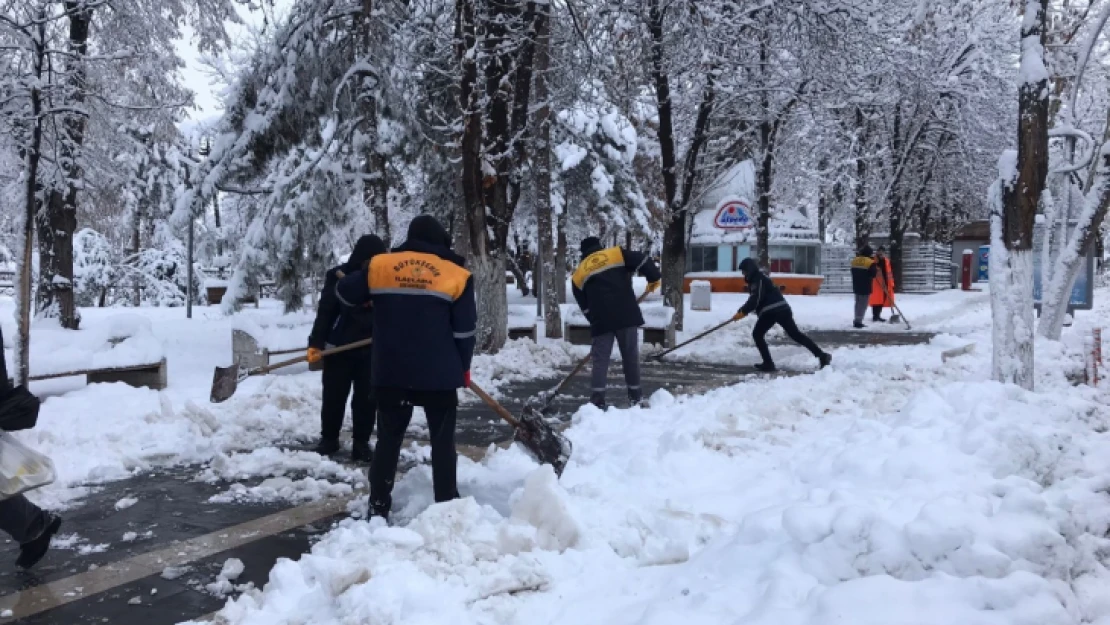 Malatya'da 530 kırsal mahallenin yolu kardan kapandı