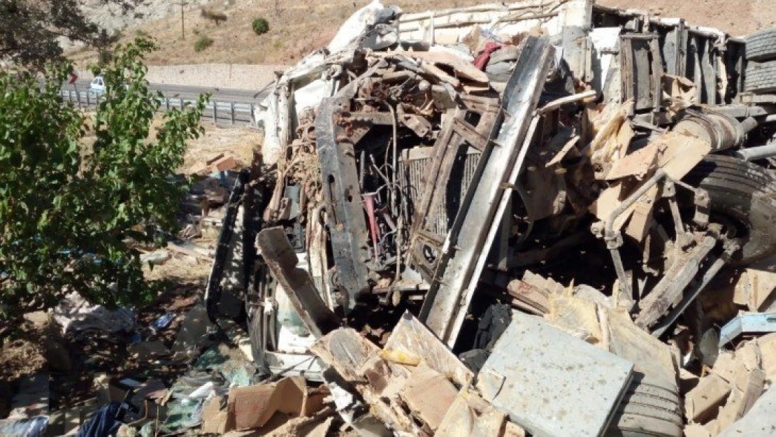 Malatya'da arı kovanı yüklü kamyon devrildi: 3 ölü