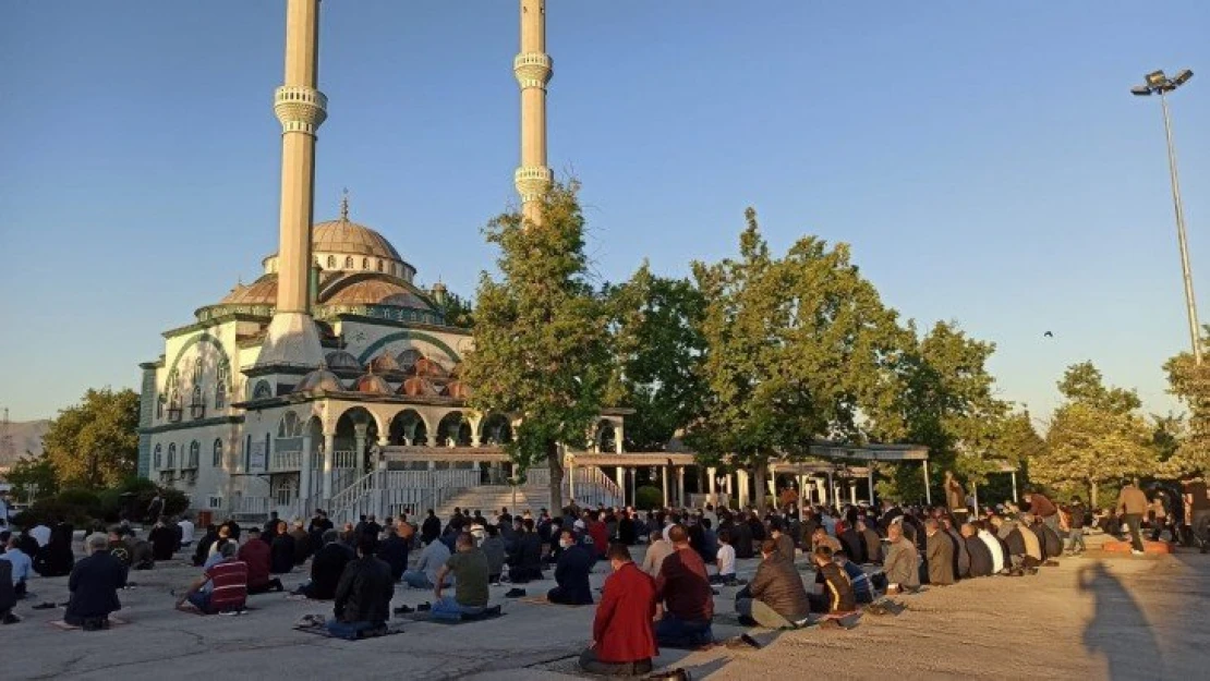 Malatya'da bayram namazında camiler doldu