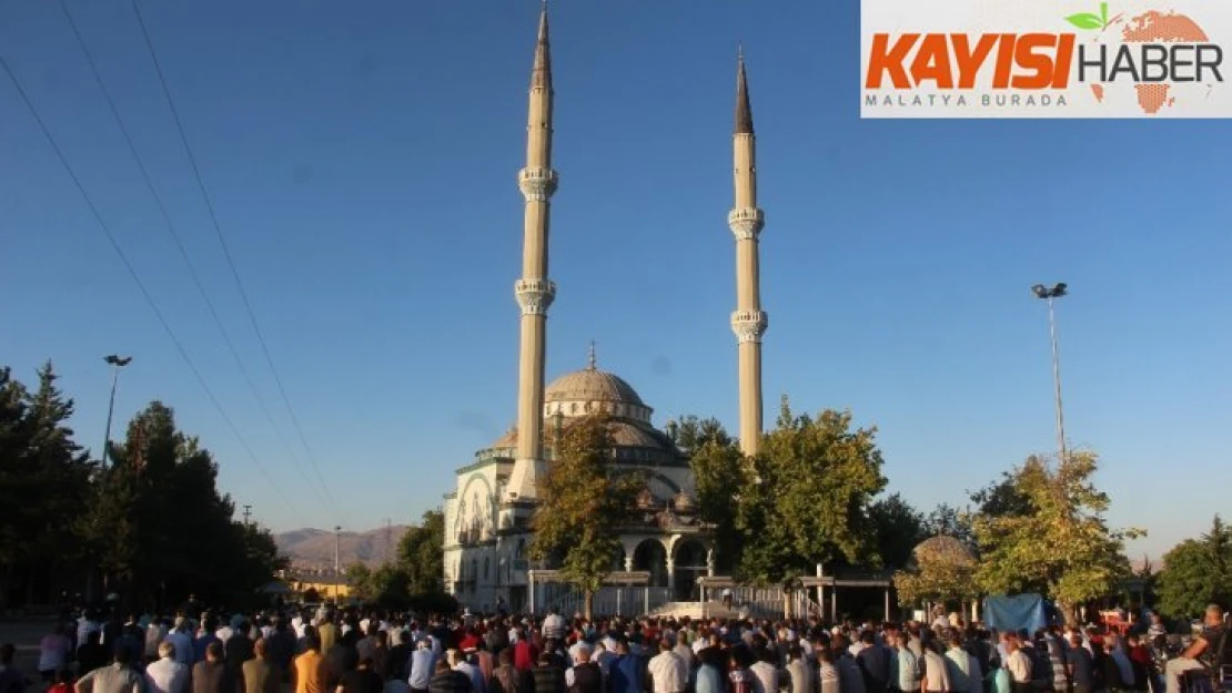 Malatya'da bayram namazında camiler doldu taştı