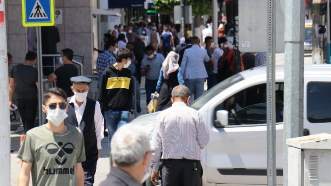 Malatya'da cadde ve sokaklarda yoğunluk