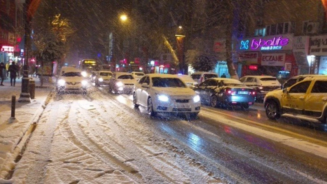 Malatya'da kar yağışı ve tipi sürücülere zor anlar yaşattı