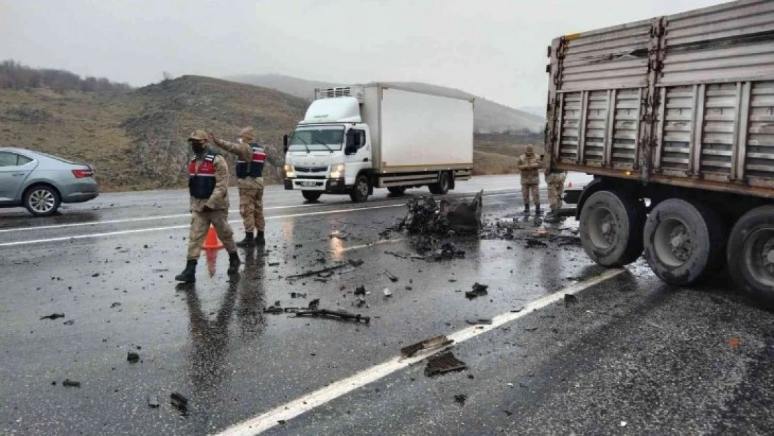 Malatya'da karşı şeride geçen tır 2 araca çarptı