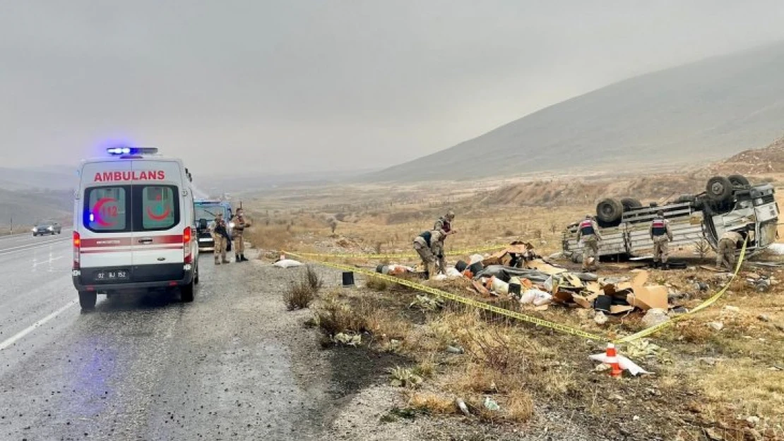 Malatya'da kontrolden çıkan kamyonet takla attı