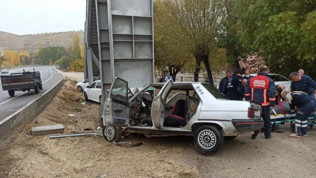 Malatya'da otomobil üst geçidin ayağına çarptı