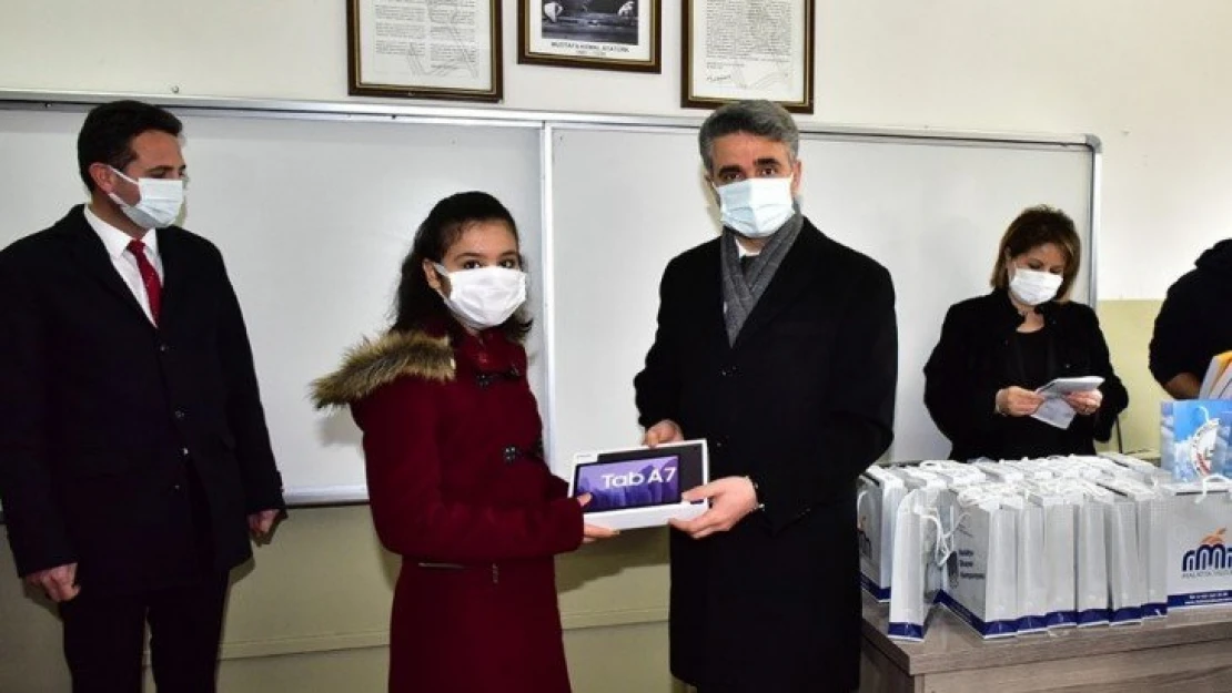 Malatya'da tablet dağıtımına başlandı