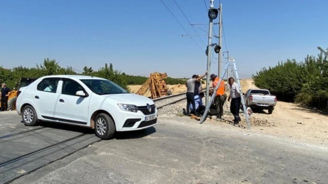 Malatya'da yük treni hemzemin geçitte tıra çarptı