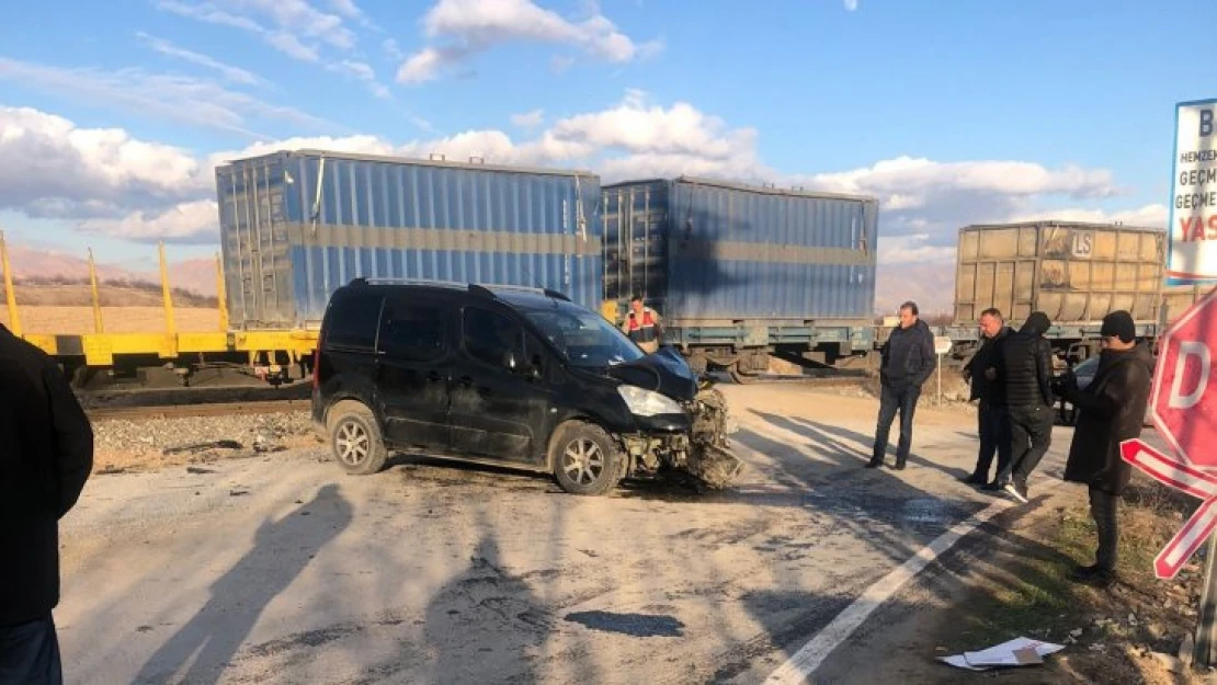 Malatya'da yük treni otomobile çarptı: 1 yaralı