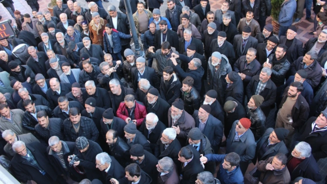 Cuma namazından çıkıp döviz bozdurdular