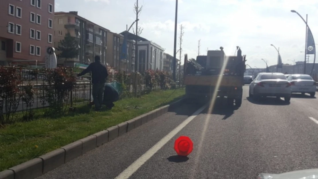 Büyükşehir'in zamansız çalışması, trafiği felç ediyor!