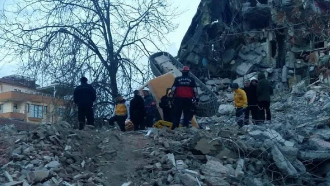 Yıkım sırasında bina çöktü, operatör enkaz altında kaldı