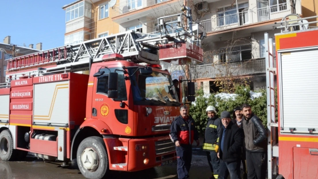 Anne ve 3 çocuğunu yangından kurtardı