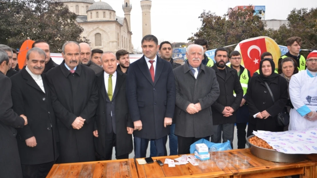 Malatya Ülkü Ocakları'ndan şehitlerimiz için lokma ikramı