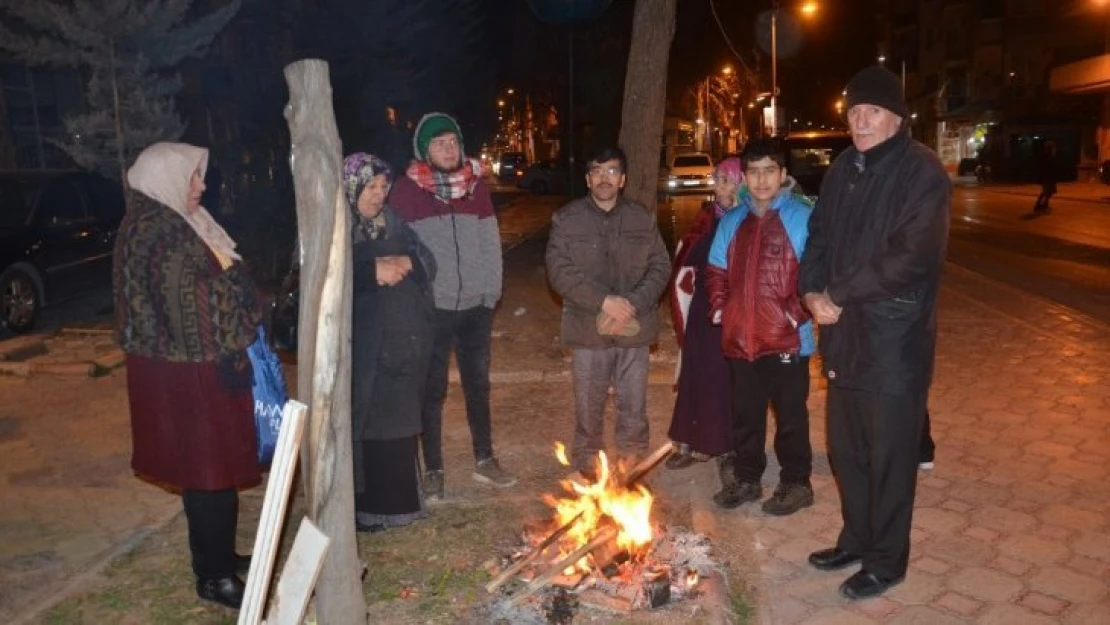 Malatya halkı geceyi sokakta geçiriyor