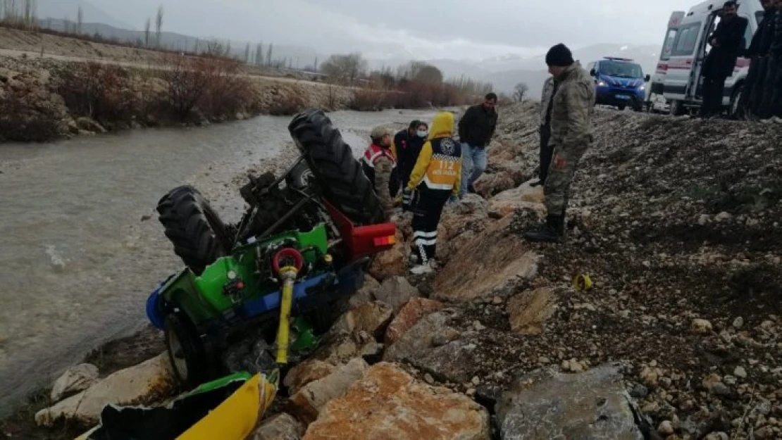 Malatyada traktör şarampole devrildi