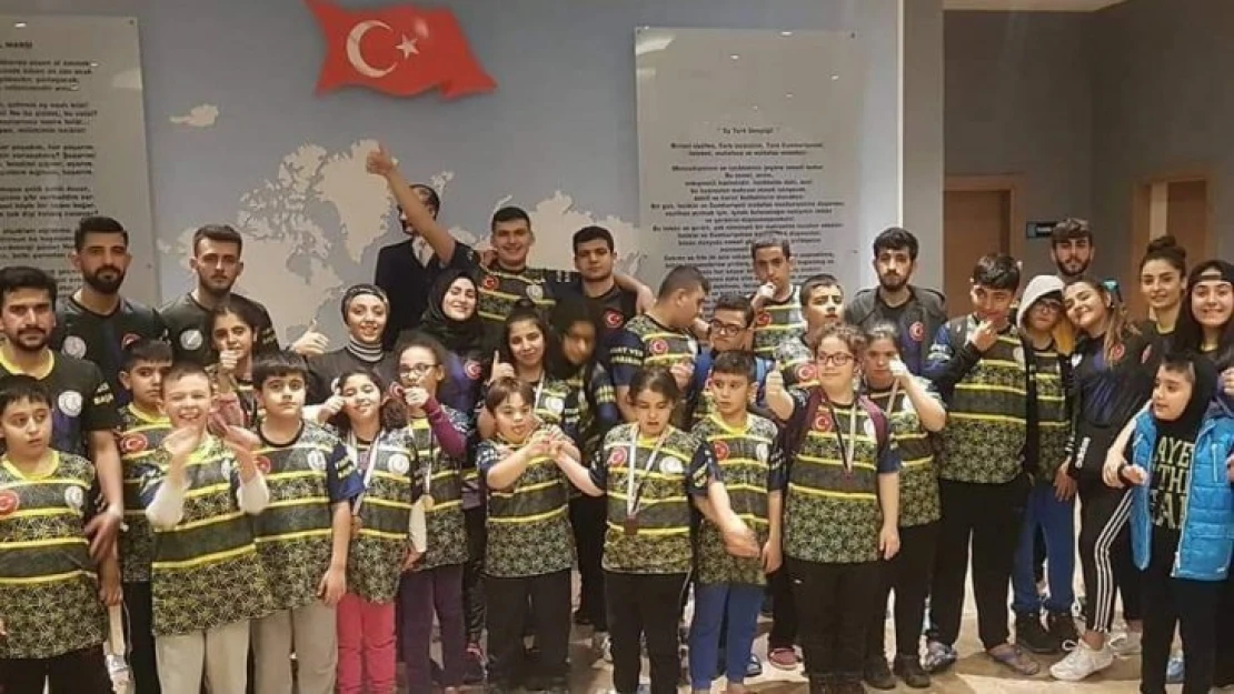 Malatyalı özel sporculardan yüzmede 20 madalya