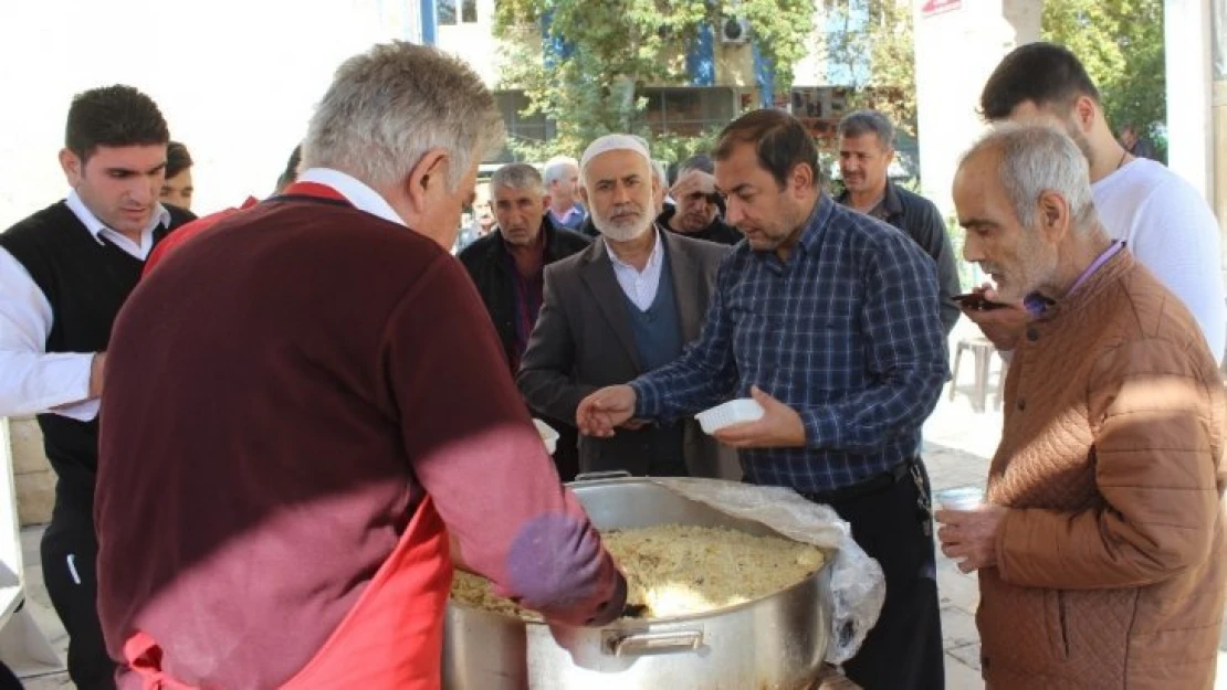 Mevlid-i Nebi Haftası münasebetiyle cemaate pilav dağıtıldı