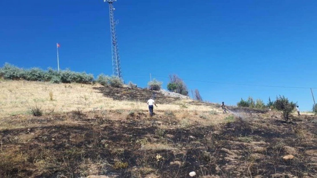 Mezarlıkta çıkan yangın büyümeden kontrol altına alındı