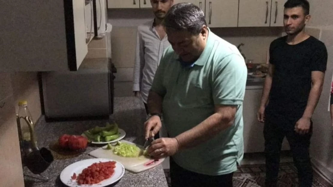 Fendoğlu üniversite öğrencileri için sahur yemeği hazırladı