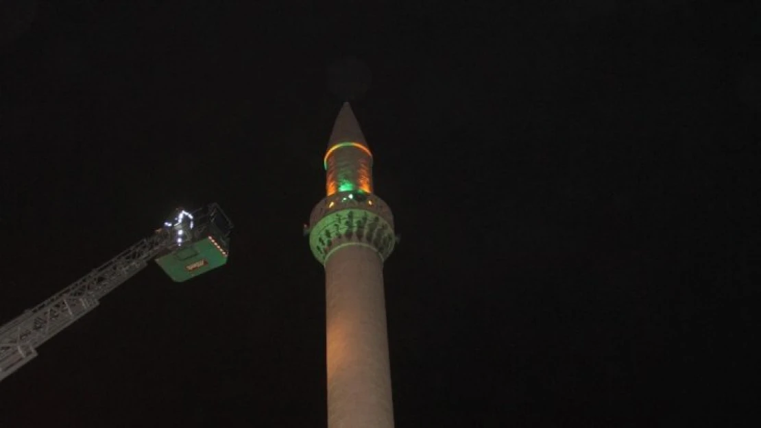 Minaredeki intihar girişimini imam engelledi