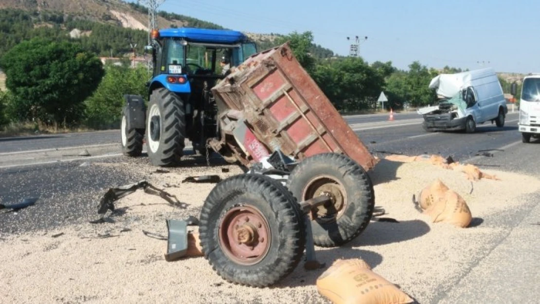 Minibüs traktöre arkadan çarptı: 1 ölü, 1 yaralı