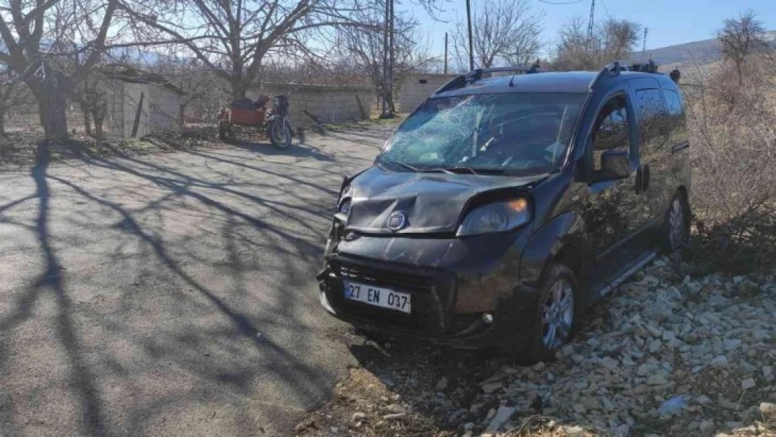 Motosiklet ile hafif ticari araç çarpıştı: 3 yaralı