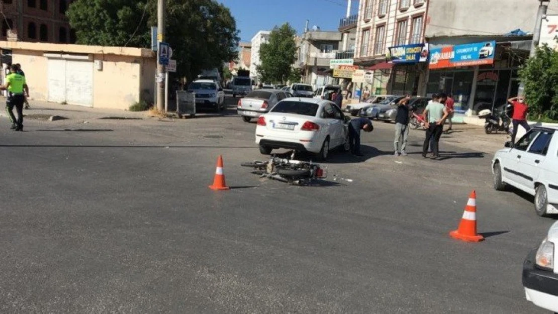 Motosiklet ile otomobil çarpıştı: 2 yaralı