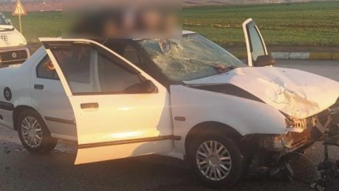 Motosiklet ile otomobil çarpıştı: 1'i ağır 3 yaralı