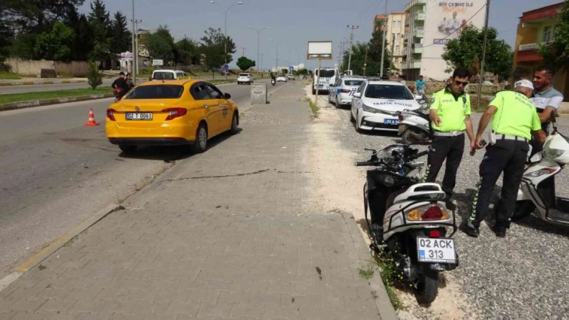 Motosiklet yol kenarında duran otomobile çarptı: 1 ağır yaralı