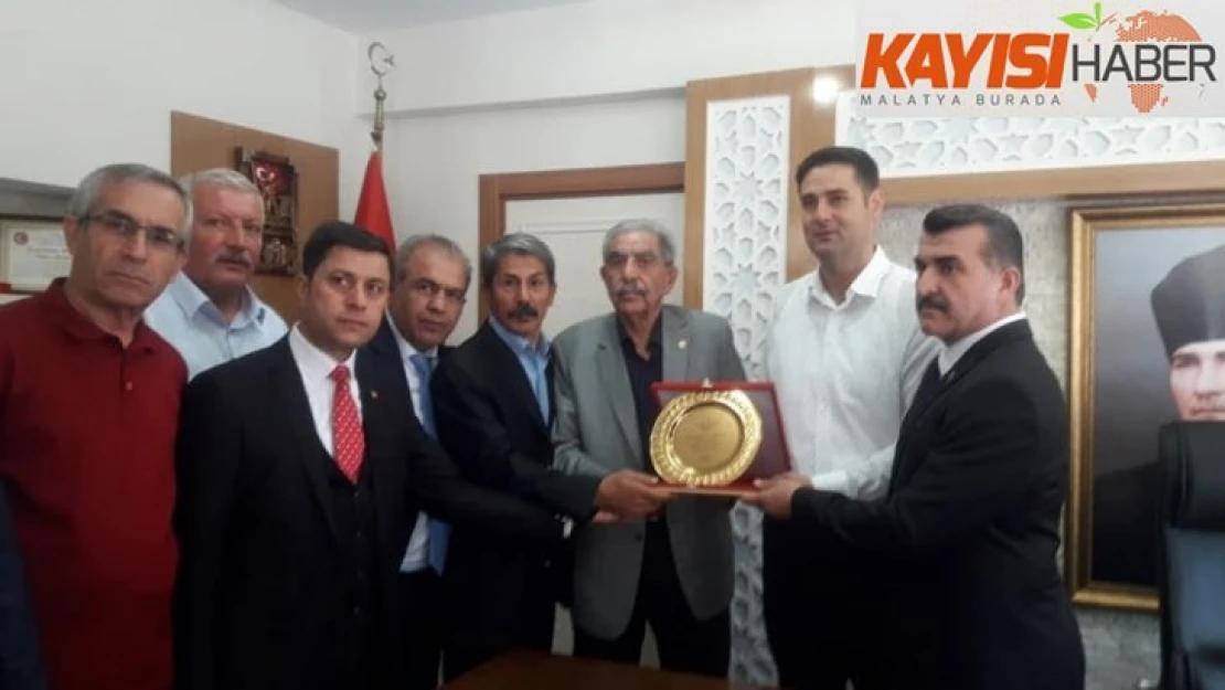 Muhtarlardan Kaymakam Gülenç'e plaket