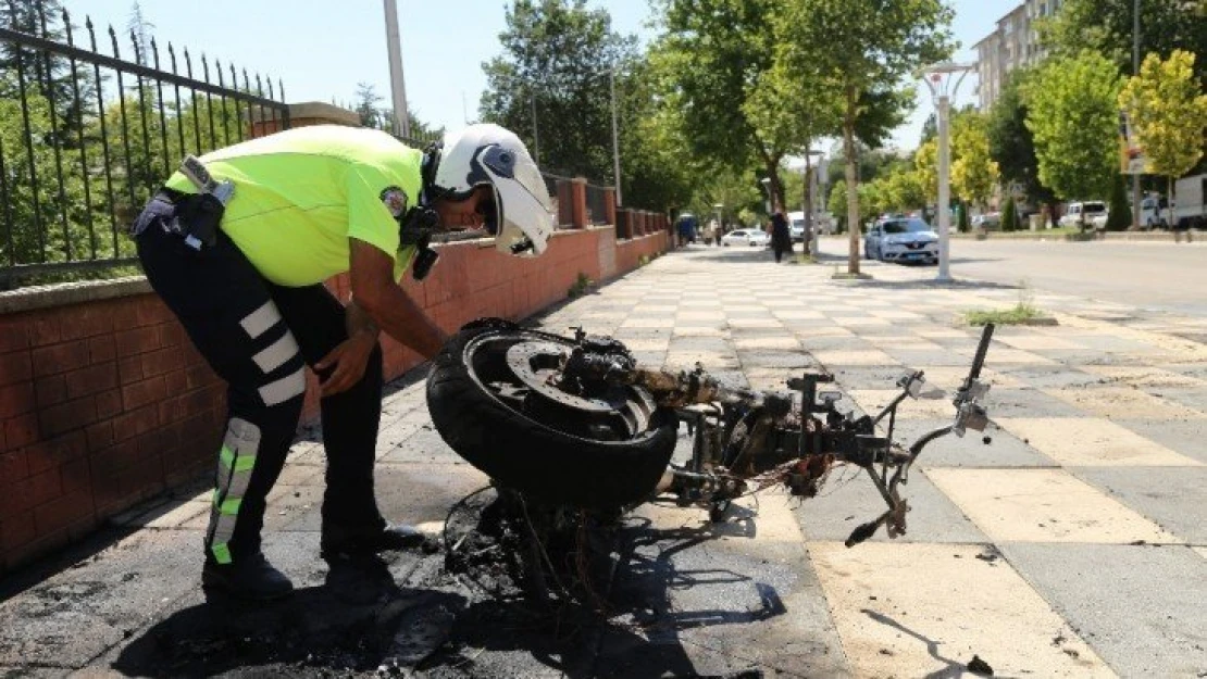 Ödünç aldığı motosikleti sinirlenince yaktı