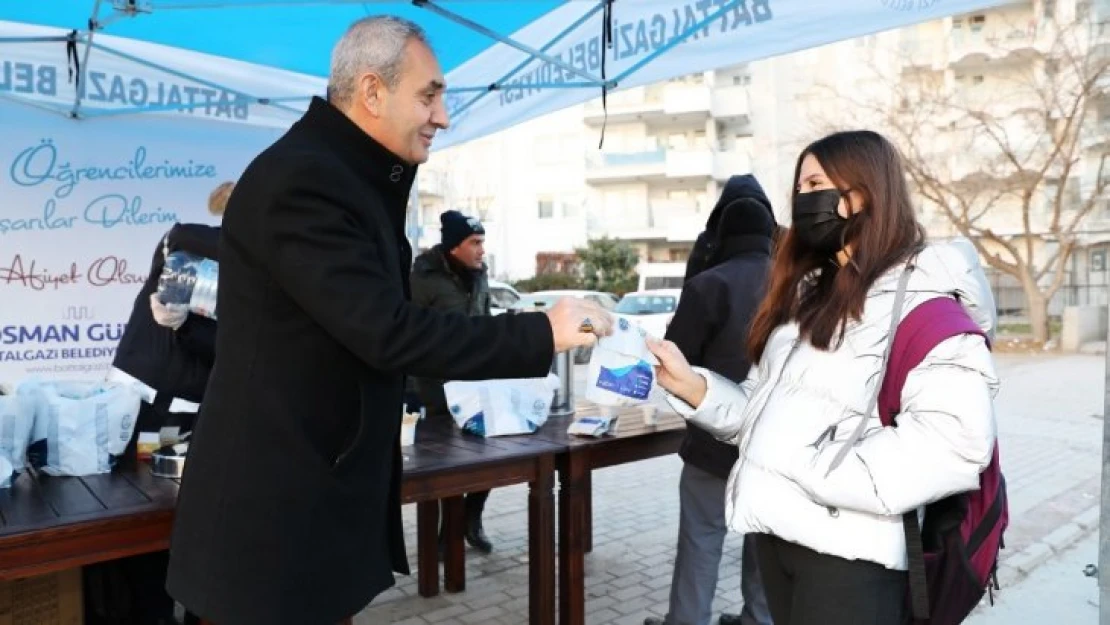 Öğrencilere sınav öncesi kahvaltı ikramı