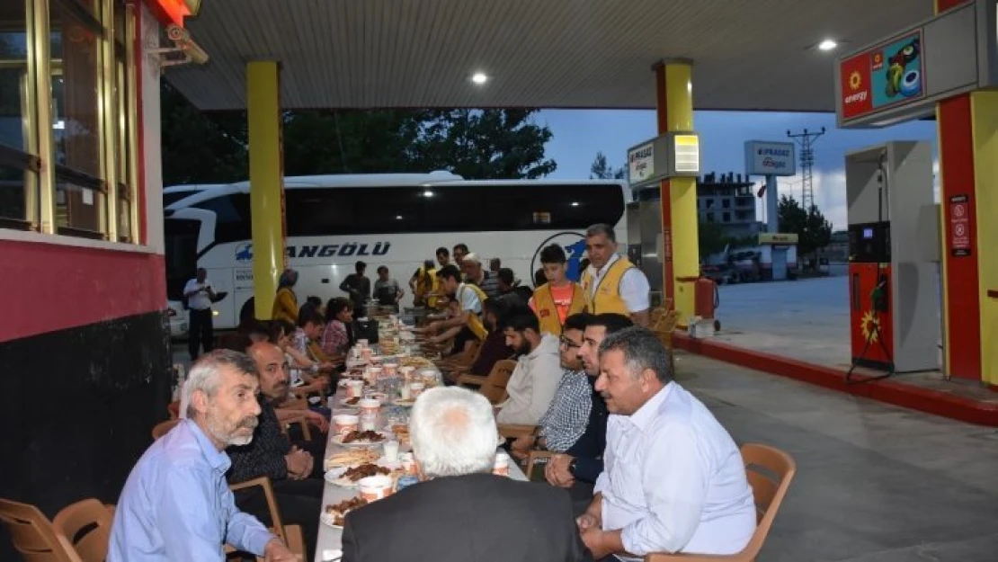 Otobüs yolcularına iftar sürprizi