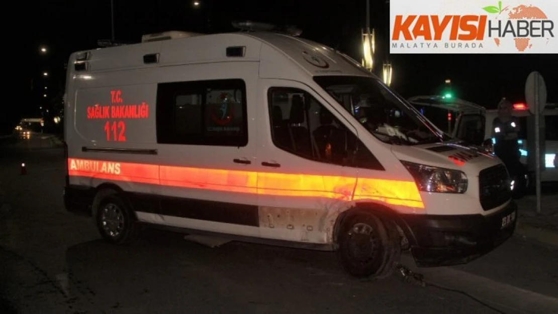 Otomobil ambulansa çarptı:2  yaralı