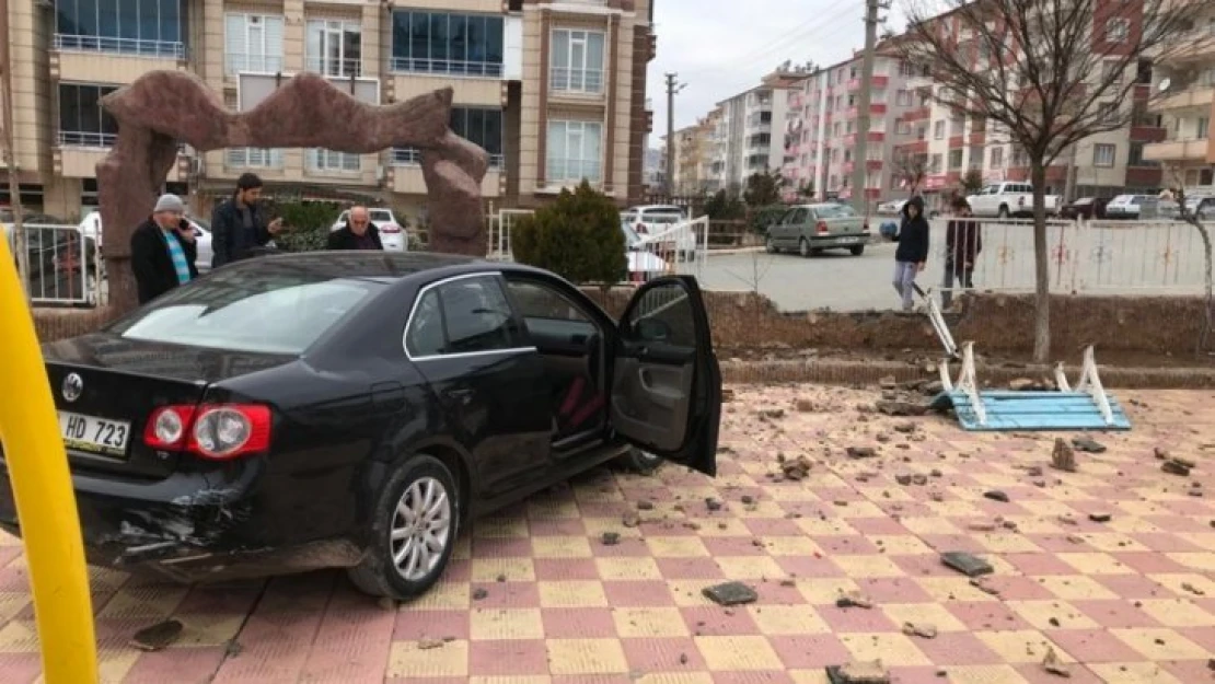 Otomobil çocuk parkına daldı