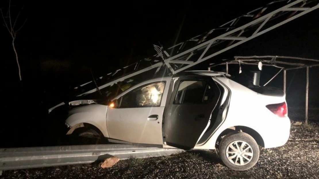 Otomobil direğe çarptı,sürücü yaralı kurtuldu