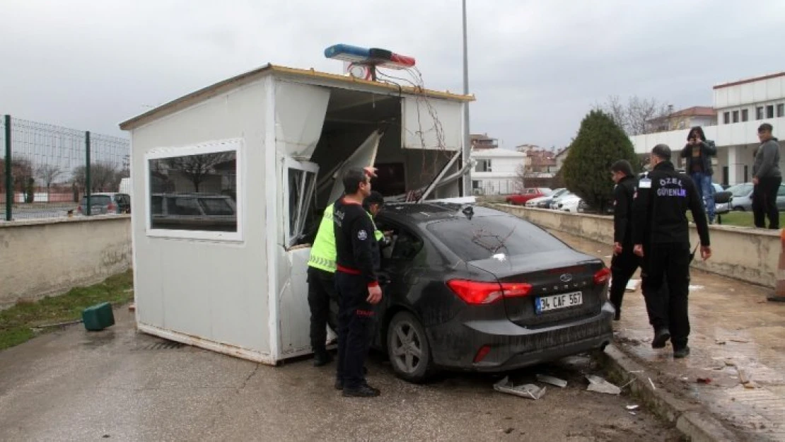 Otomobil güvenlik kulübesine girdi: 5 yaralı