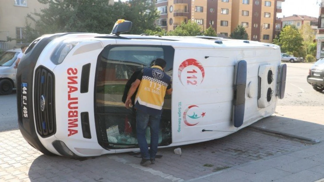 Otomobil ile çarpışan ambulans yan yattı