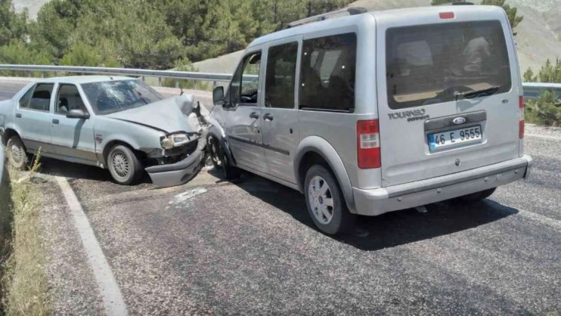 Otomobil ile hafif ticari araç kafa kafaya çarpıştı: 2 yaralı