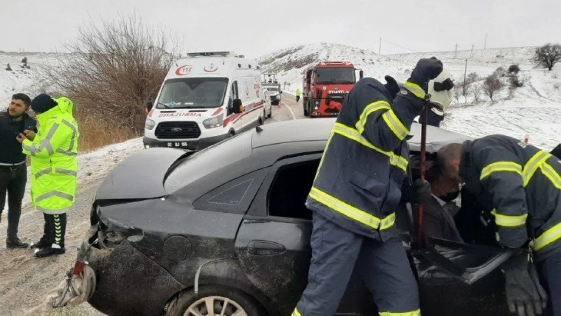 Otomobil ile minibüs çarpıştı: 4 yaralı