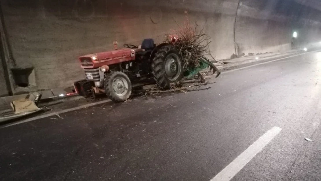 Otomobil ile traktör çarpıştı 3 kişi yaralandı