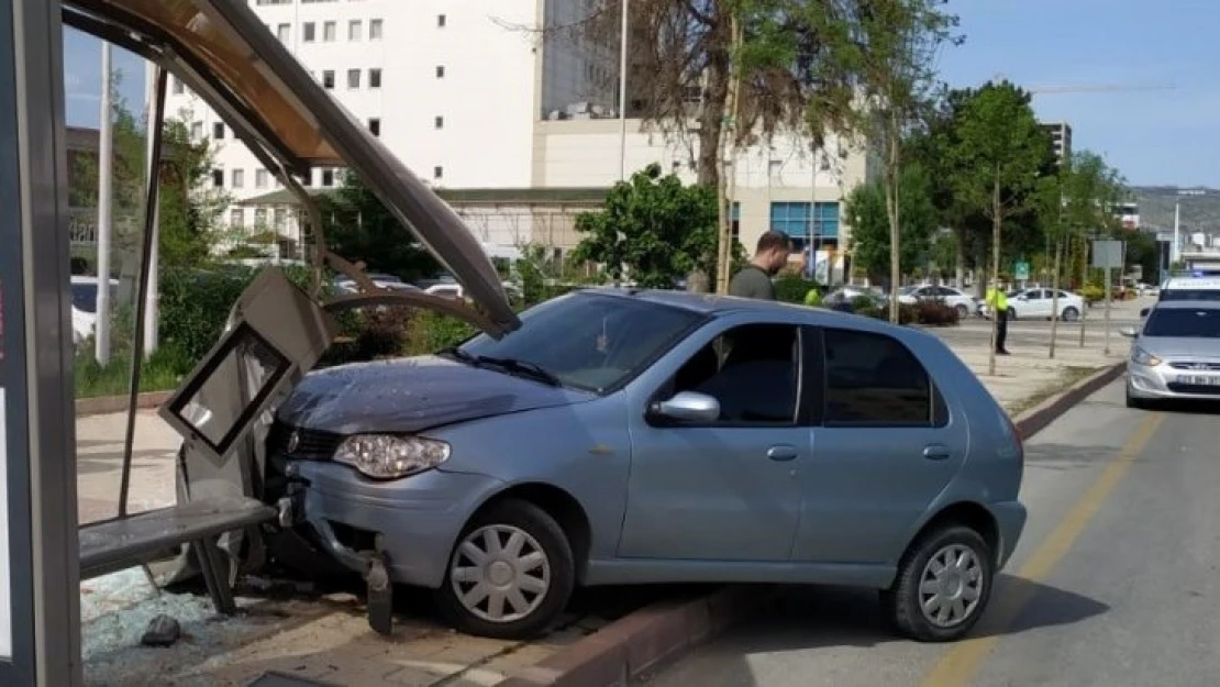 Otomobil, otobüs durağına girdi