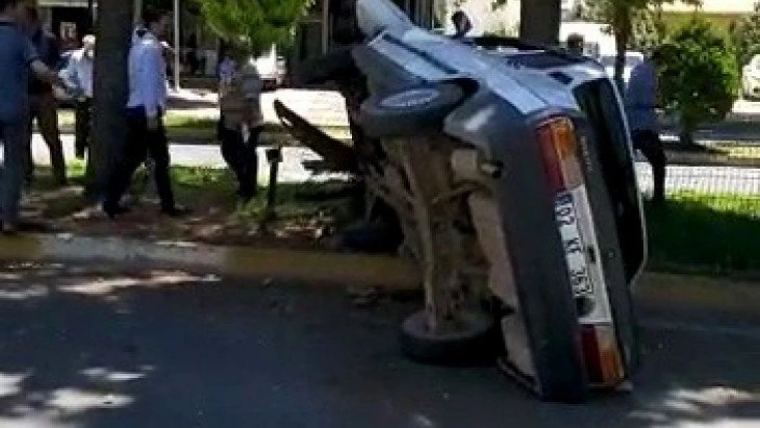 Otomobil takla atıp refüje çıktı