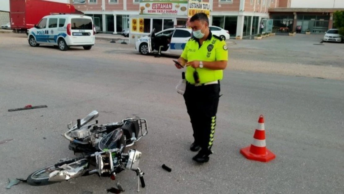 Otomobille çarpışan motosiklet sürücüsü hayatını kaybetti